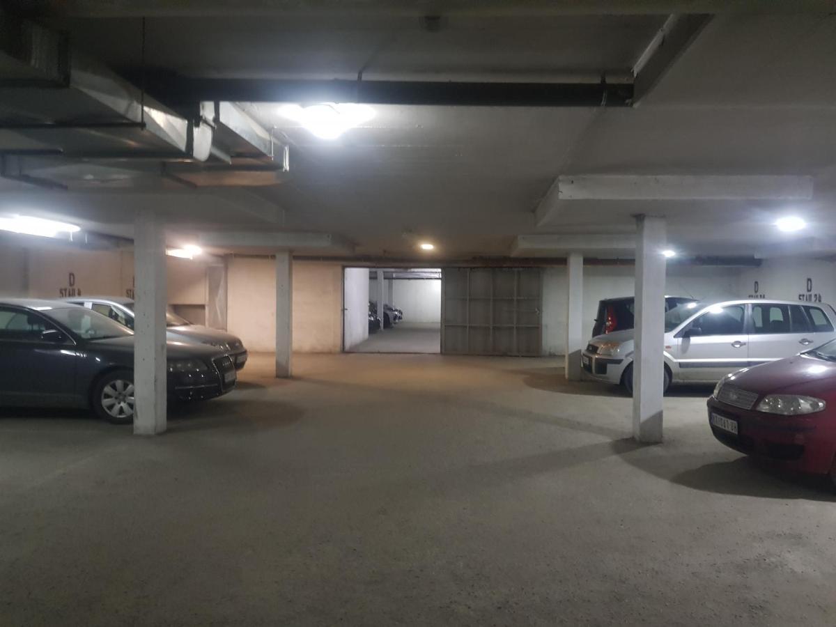 Rajiceva 5- Apartman Sa Prostranom Terasom I Garaznim Mestom Kragujevac Ngoại thất bức ảnh